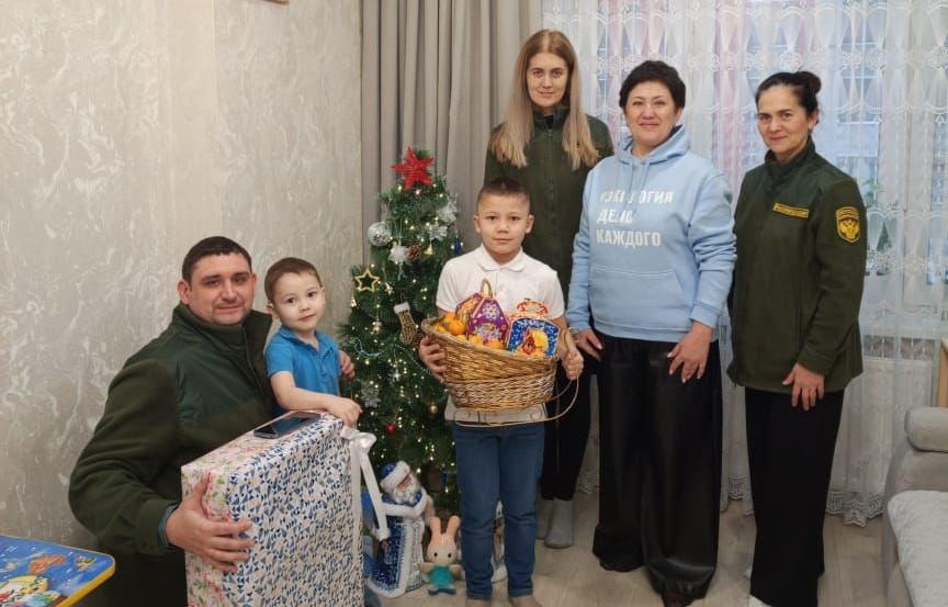 В рамках акции «Ёлка желаний» сотрудники Волжско-Камского управления Росприроднадзора исполнили желания 12 детей.