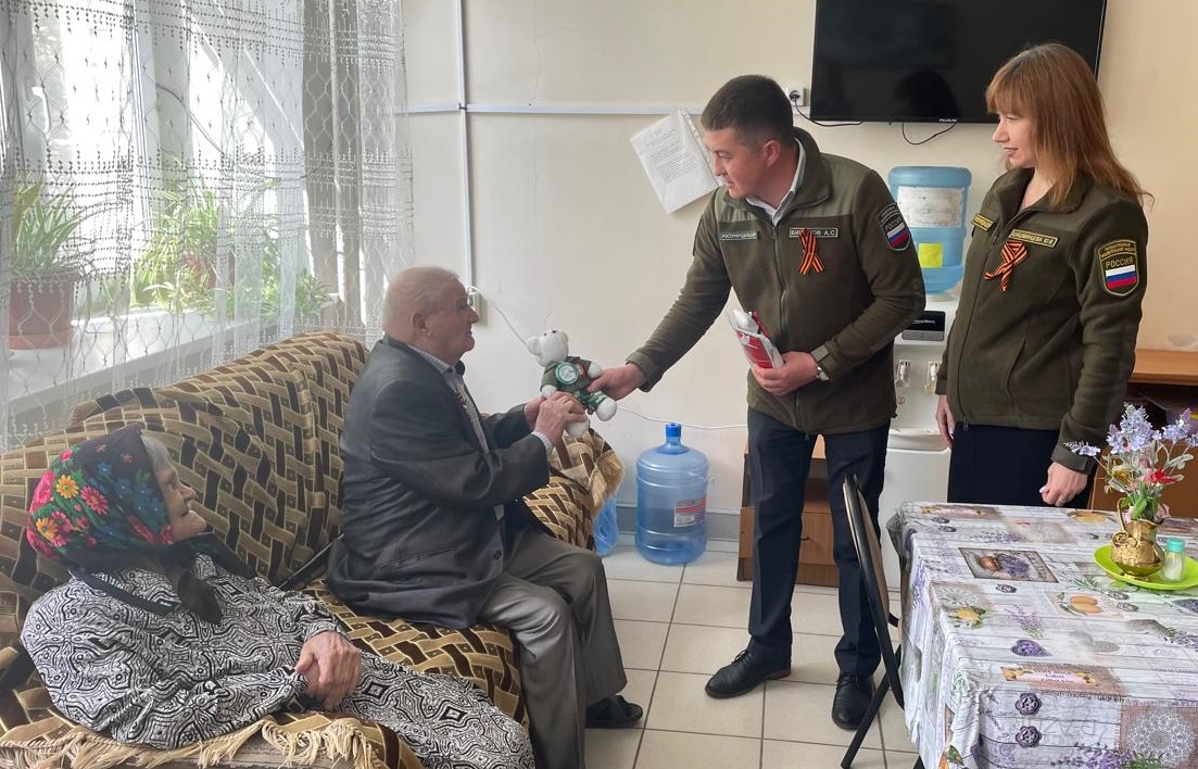 В Оренбурге сотрудники Росприроднадзора поздравили с Днем Победы постояльцев Геронтологического центра «Долголетие»