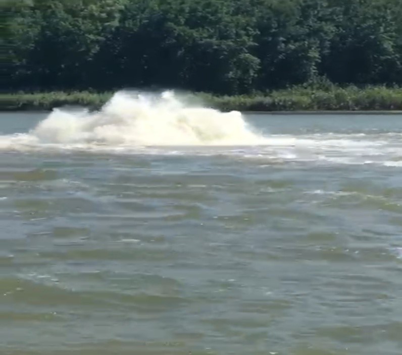 Специалисты Росприроднадзора устанавливают причины «бурления» воды в реке Дон