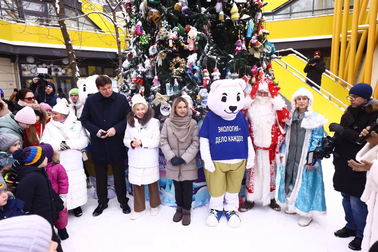Главную экоёлку России открыли в Московском зоопарке 