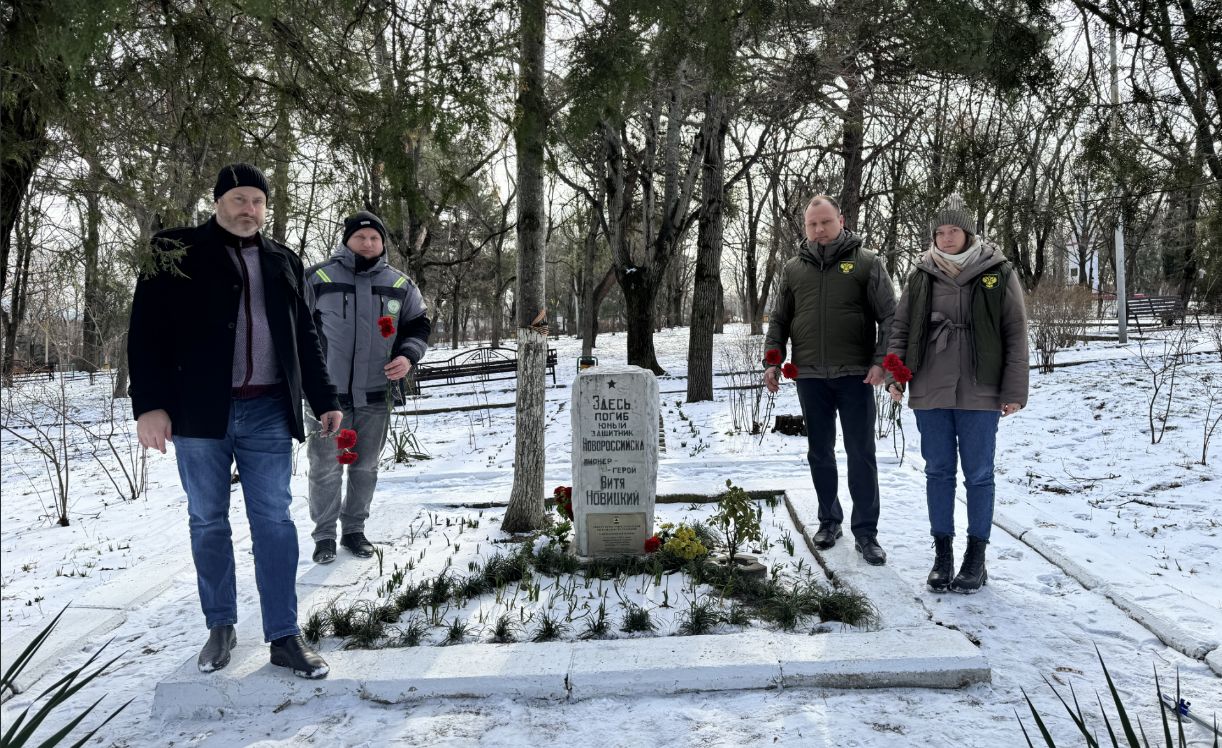 Сотрудники Росприроднадзора и ФГБУ «ЧерАзтехмордирекция» возложили цветы к памятнику пионеру-герою Вите Новицкому в городе-герое Новороссийск