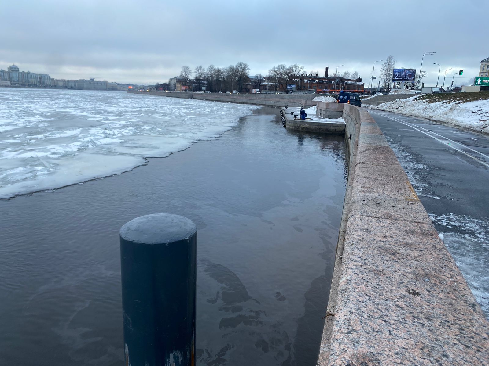 Росприроднадзор по СЗФО проводит проверку по факту обнаружения радужных разводов на Неве