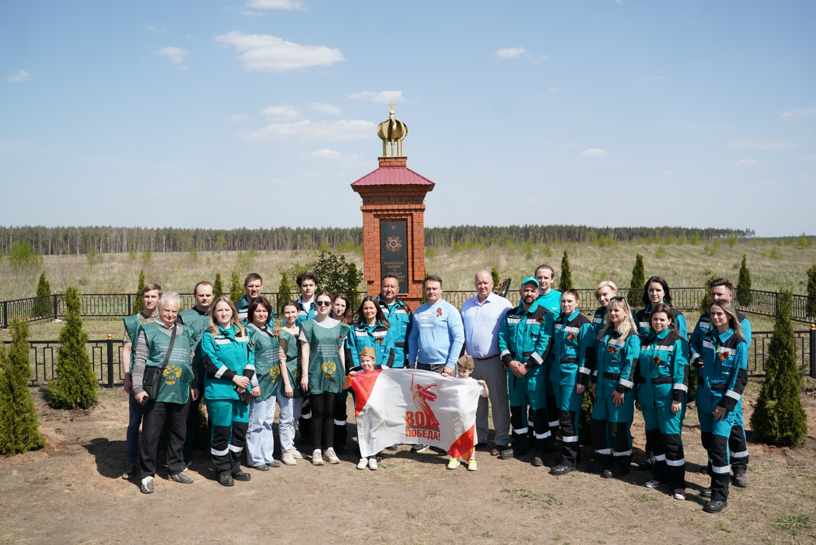 Руководитель Центрально-Черноземного управления Росприроднадзора Алексей Карякин в рамках подготовки к Юбилею Победы принял участие в озеленении братской могилы в Воронеже 