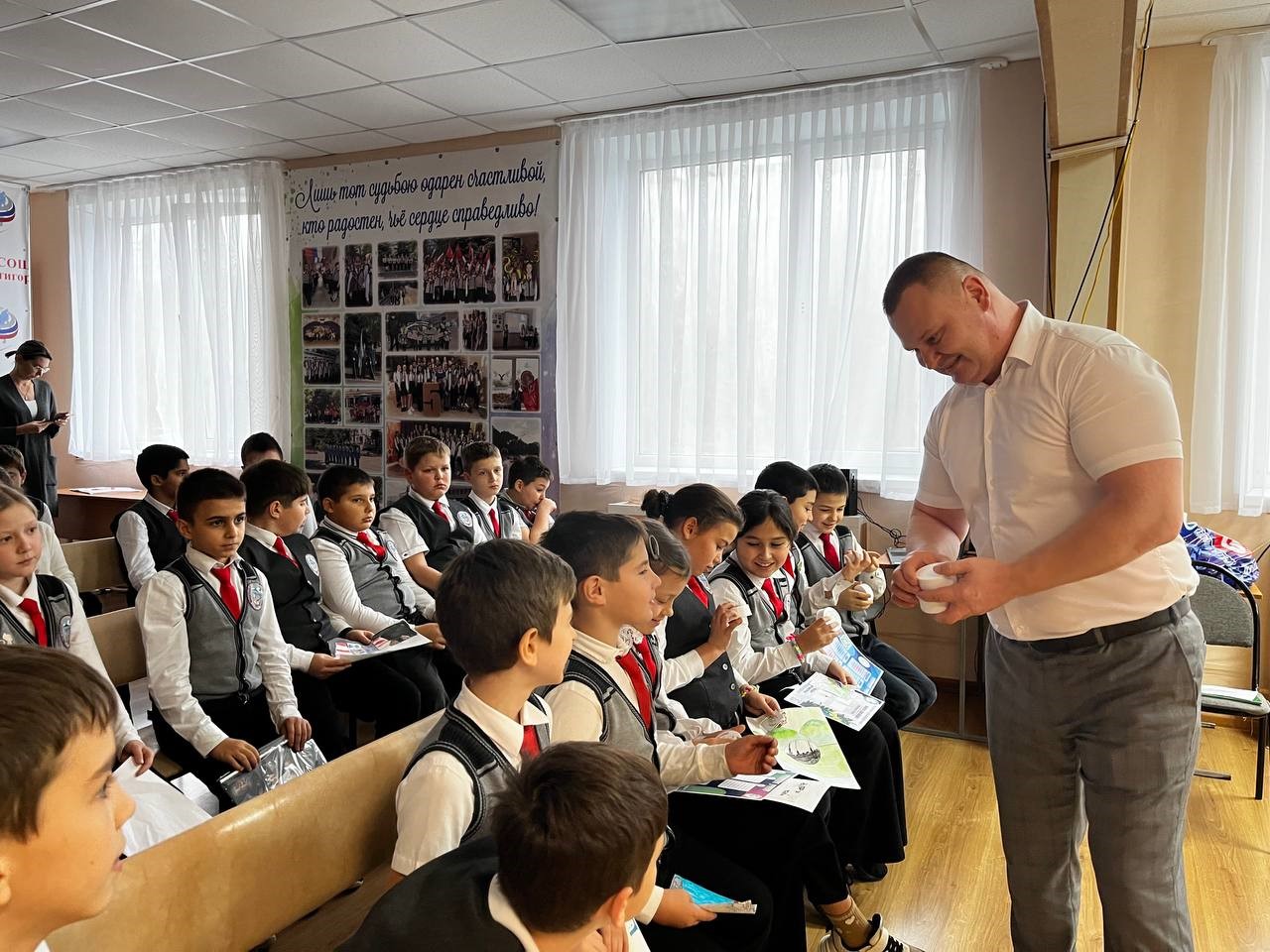 Руководитель Северо-Кавказского межрегионального управления Росприроднадзора Эрик Алдатов провел экологический урок в 4 классе средней школы № 27 города Пятигорска