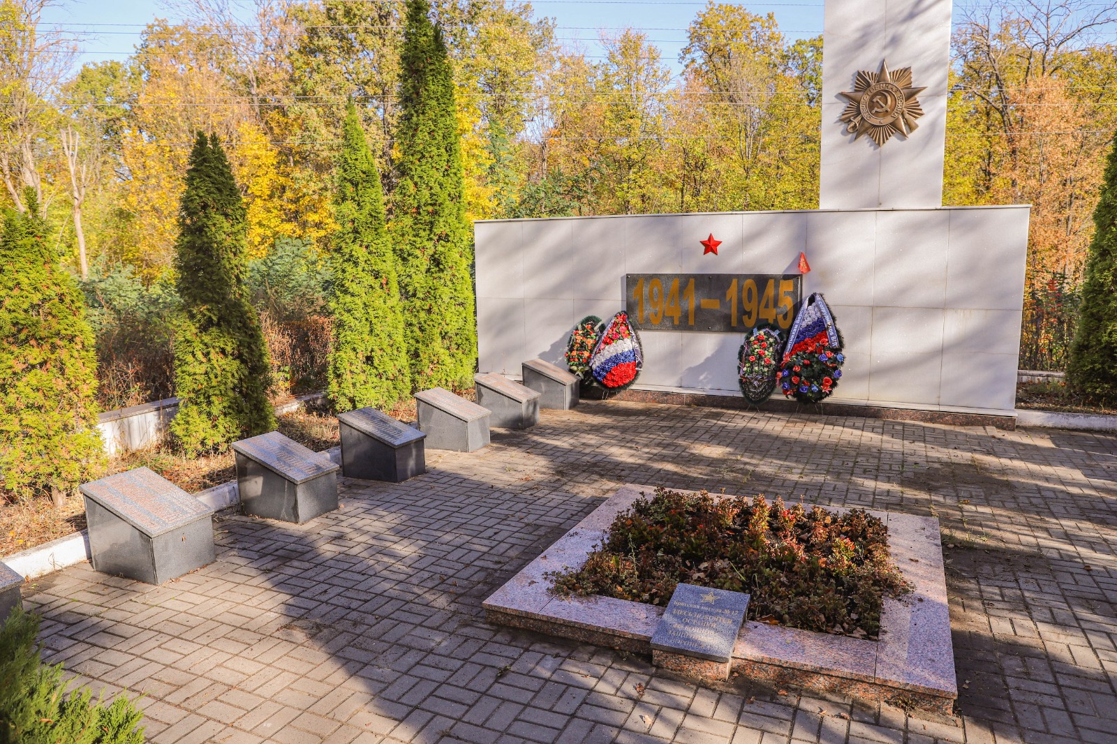 Сотрудники Росприроднадзора в рамках подготовки к юбилею Победы в Великой Отечественной войне провели уборку территории Братской могилы №17 в Воронеже 