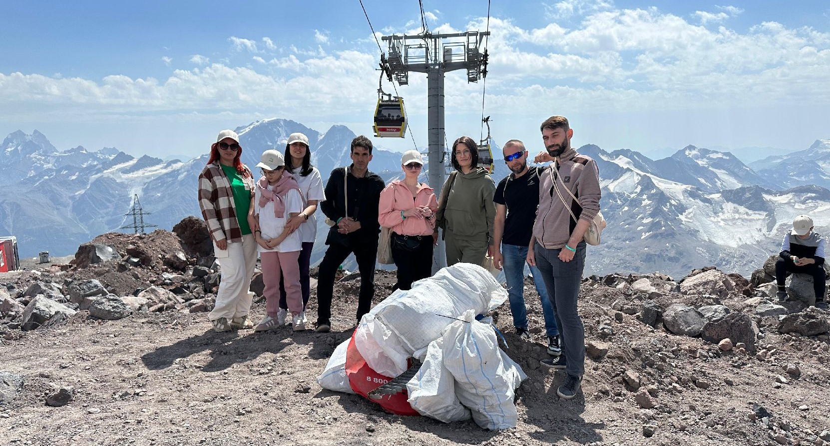 Сотрудники Северо-Кавказского межрегионального управления Росприроднадзора приняли участие в самом высокогорном субботнике на Эльбрусе
