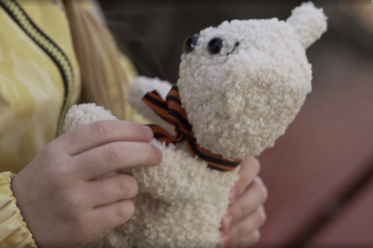 Юная ярославна поздравила ветерана с наступающим Днем Победы в рамках акции Росприроднадзора «Игрушка для ветерана»