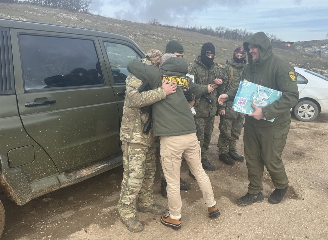 В Севастополе сотрудники Южного управления Росприроднадзора поздравили бойцов СВО с наступающим праздником