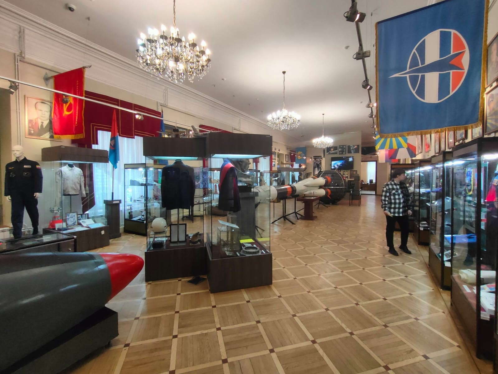 В Тамбове сотрудники Центрально-Черноземного управления Росприроднадзора в рамках празднования Дня космонавтики посетили экспозицию «Космические и земные орбиты тамбовчан в ЦПК им. Ю.А. Гагарина» 