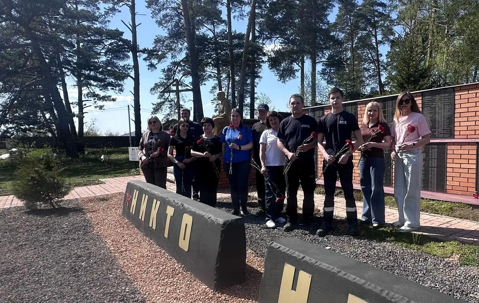 Возложение цветов к памятнику Воинам-освободителям в п. Тихонова 