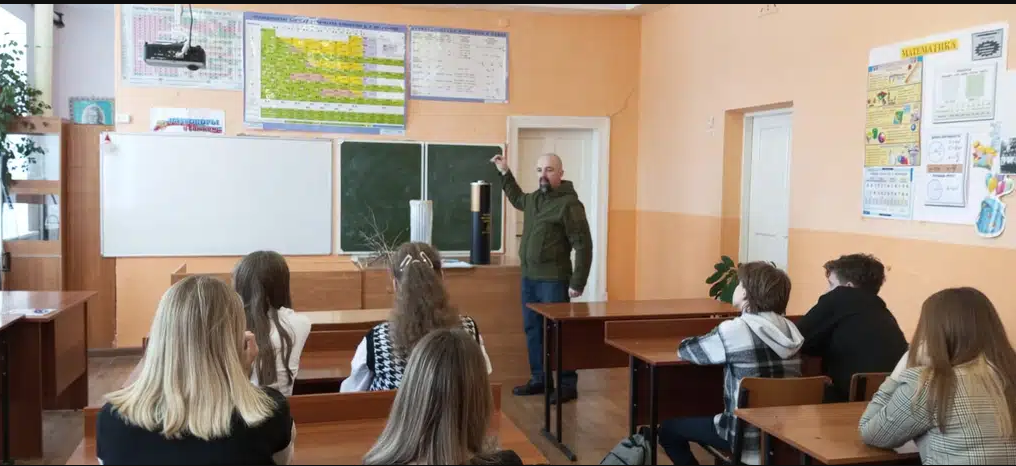 Общественный инспектор Росприроднадзора Олег Марков провел для школьников совхоза Агроном Лебедянского района Липецкой области экологический урок