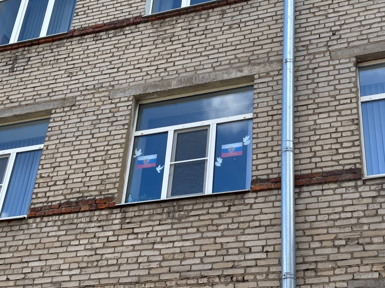 В честь Дня Флага Российской Федерации сотрудники Приокского межрегионального управления Росприроднадзора приняли участие во всероссийских акциях по украшению окон и стен зданий Управления