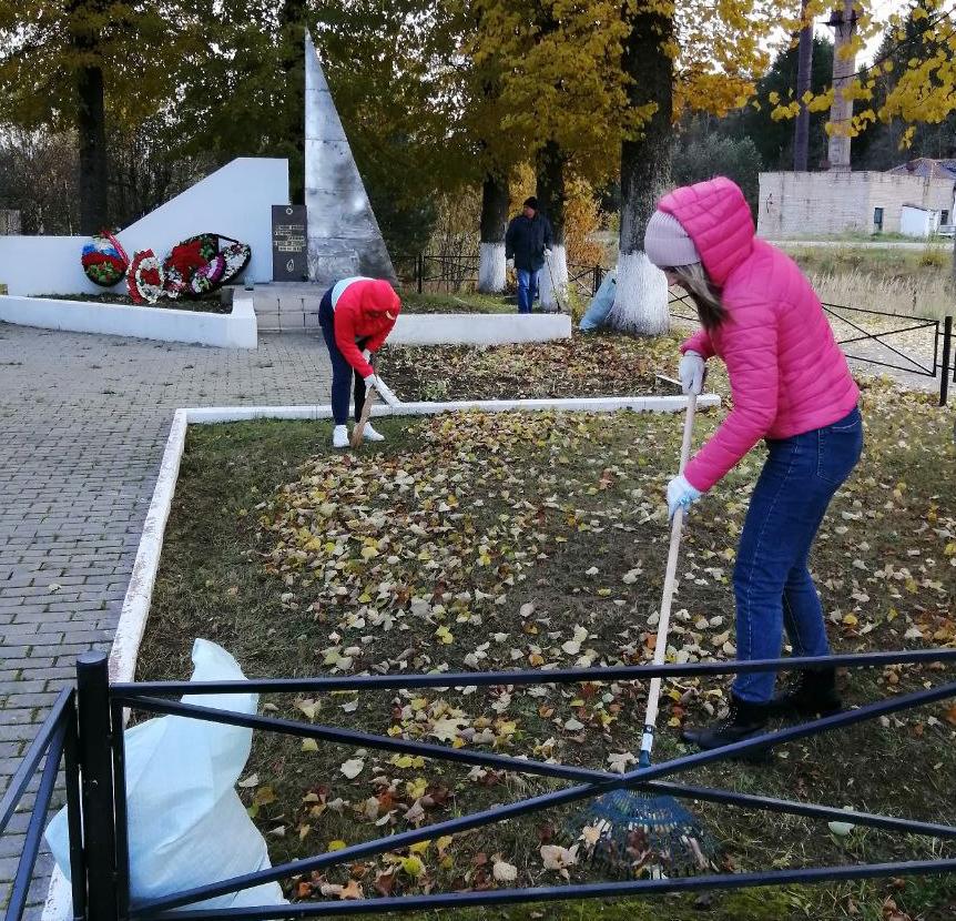 Сотрудники СЗМУ Росприроднадзора провели уборку мемориала советским воинам в п. Пролетарий Новгородской области
