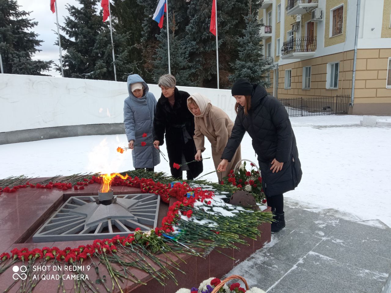 В Кирове сотрудники Росприроднадзора возложили цветы к Вечному огню у Обелиска Воинам-кировчанам