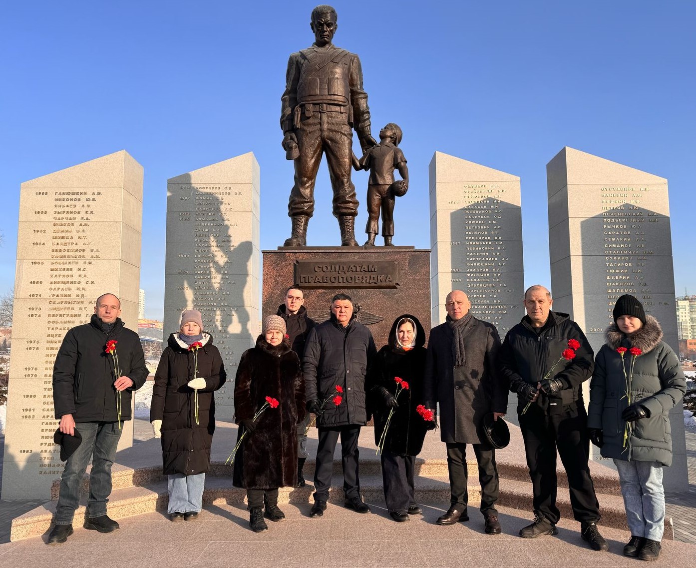 Уральский Росприроднадзор возложил цветы к Мемориалу в Челябинске