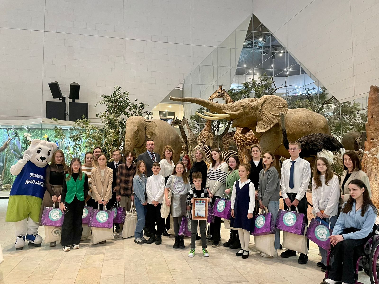 28 декабря 2023 года Руководитель Межрегионального управления Росприроднадзора по г. Москве и Калужской области Дмитрий Федоткин в торжественной обстановке вручил призы участникам III сезона Международной детско-юношеской премии Росприроднадзора «Экология