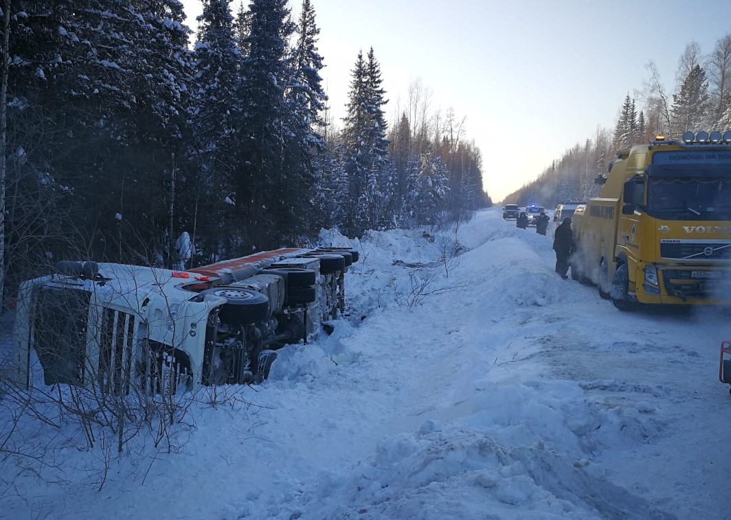 Росприроднадзор держит на контроле ситуацию с аварией бензовоза в Свердловской области