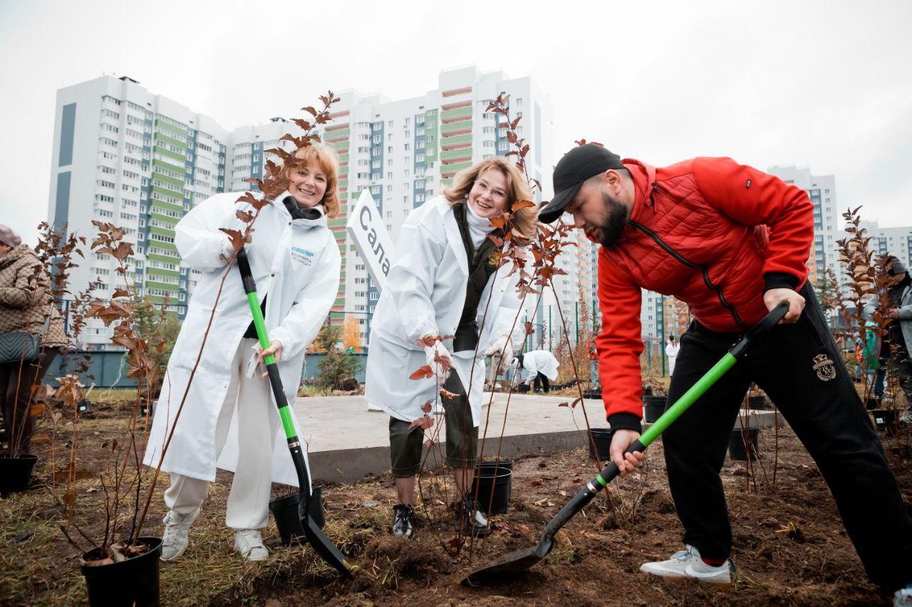 В Казани сотрудники Управления Росприроднадзора приняли участие в акции по высадке деревьев и кустарников 