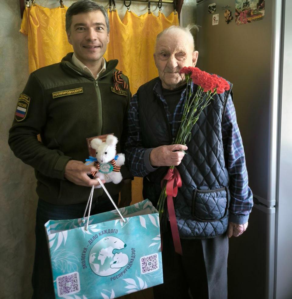 Сотрудники Северного межрегионального Управления Росприроднадзора поздравили с предстоящим Днем Победы ветерана войны Цветкова Константина Александровича
