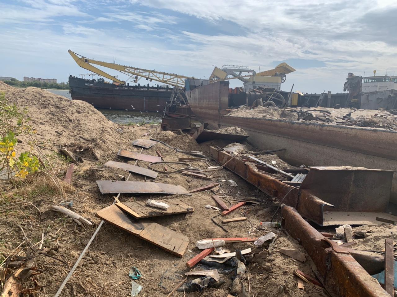 Шестнадцатый арбитражный апелляционный суд поддержал позицию Росприроднадзора об обязании ООО «Астраханский Универсалпорт»  возместить вред почве на сумму более 200 тысяч рублей