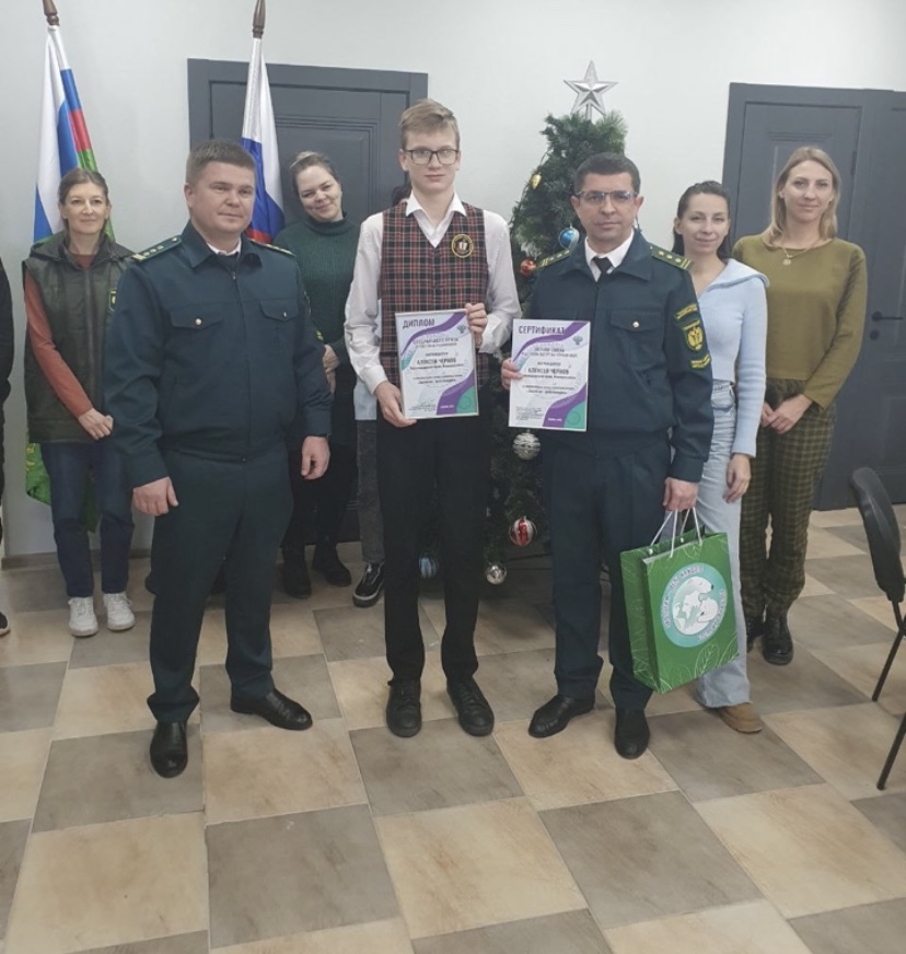 Сотрудники Росприроднадзора вручили специальный приз участнику Международной детско-юношеской премии «Экология – дело каждого».