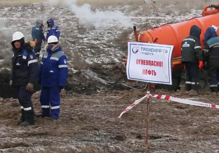 На месте аварии нефтепровода в Саратовской области отобраны пробы загрязненного грунта