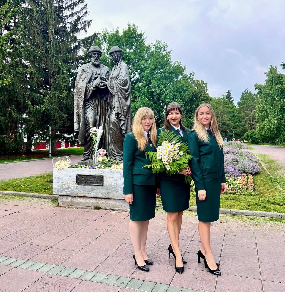 Сотрудники Сибирского межрегионального управления Росприроднадзора возложили цветы к памятнику Петру и Февронии