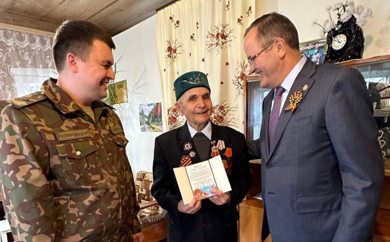 Руководство Управления Росприроднадзора и Балтасинского района поздравили ветерана Великой Отечественной войны с 80-летием Победы