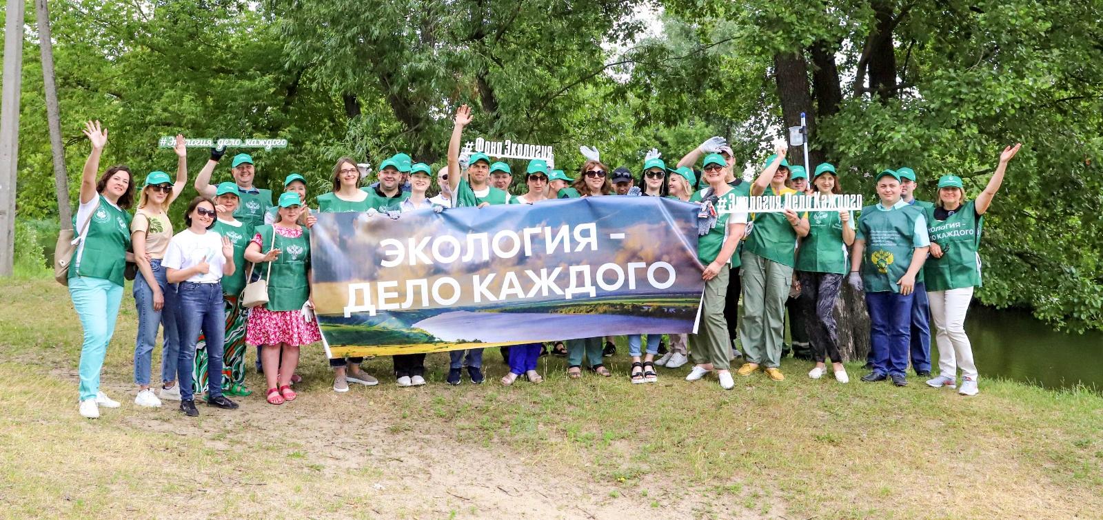 В Тамбове совместную акцию по очистке берега р.Цна провели сотрудники Центрально-Черноземного управления Росприроднадзора и Фонда «Экология» Россельхозбанка