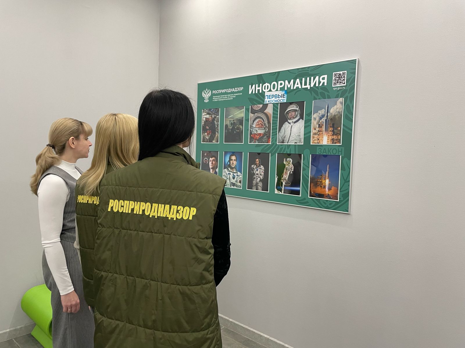 В Черноморо-Азовском морском управлении Росприроднадзора в преддверии Дня космонавтики организована фотовыставка «Первые в космосе»