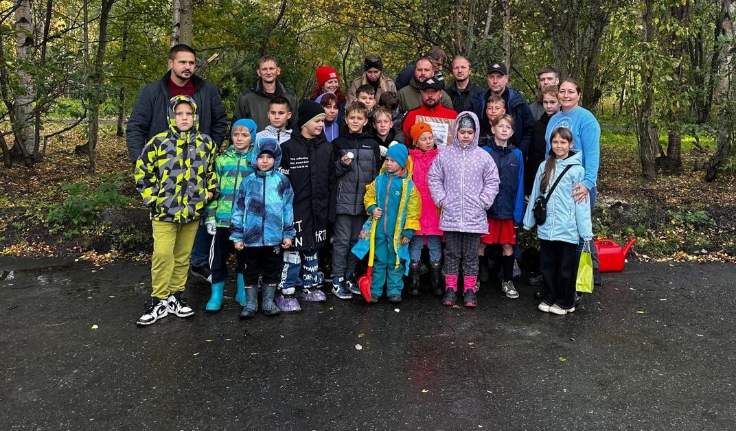 Сотрудники Балтийско-Арктического МУ Росприроднадзора провели совместную экологическую акцию с юными спортсменами детской футбольной школы «Спартак Юниор» г. Мурманск и их родителями.