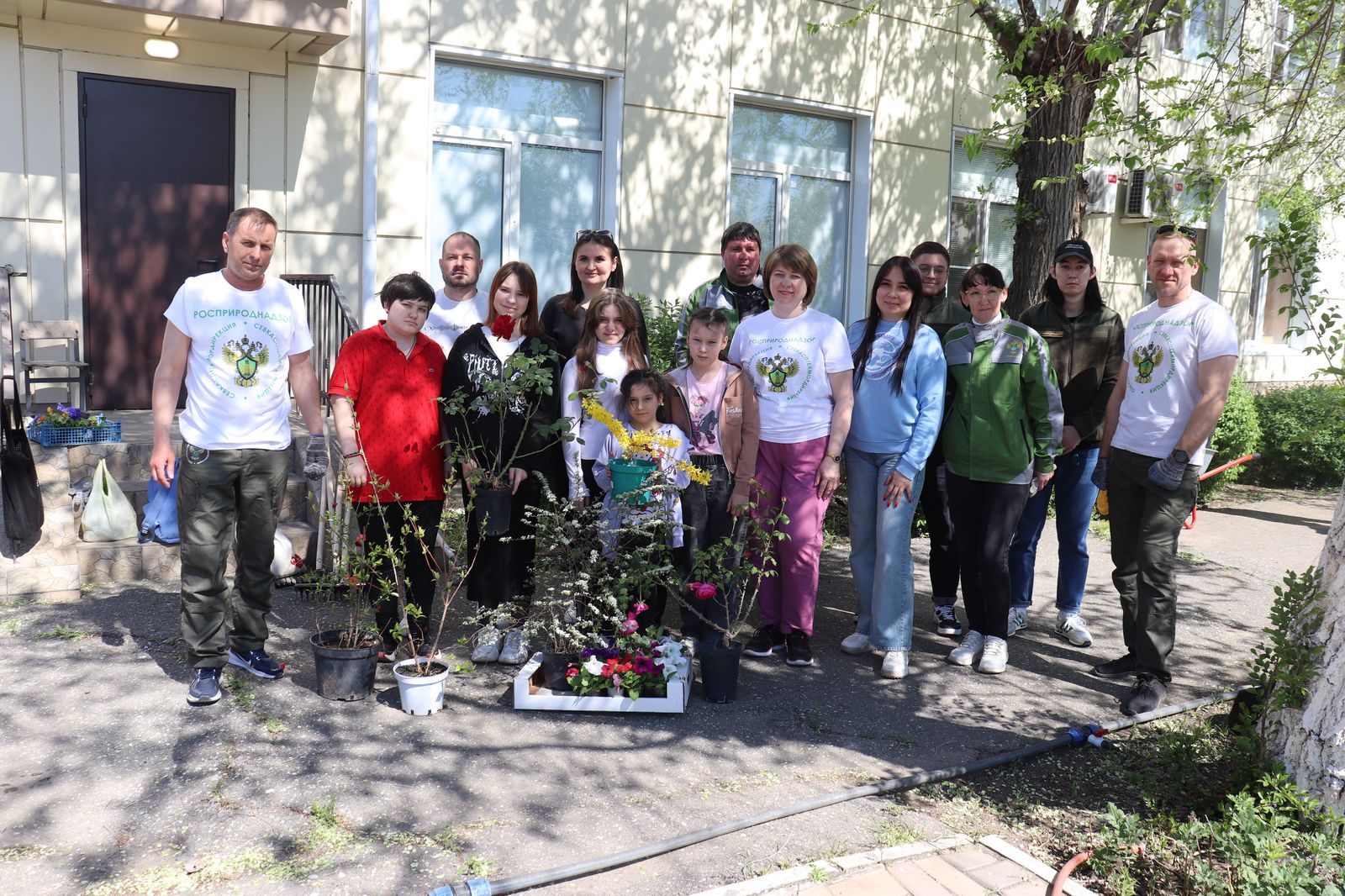 В г.Астрахани сотрудники Росприроднадзора высадили деревья и кустарники в рамках Международной акции «Сад памяти»