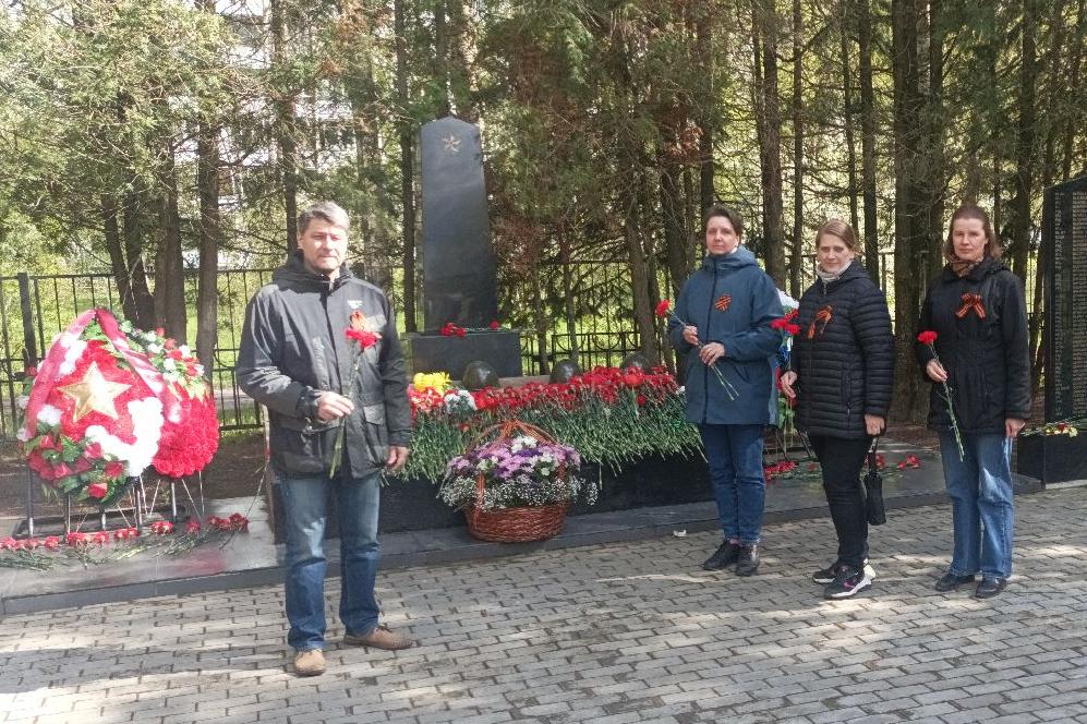 Сотрудники СЗМУ Росприроднадзора в Новгородской области почтили память павших воинов