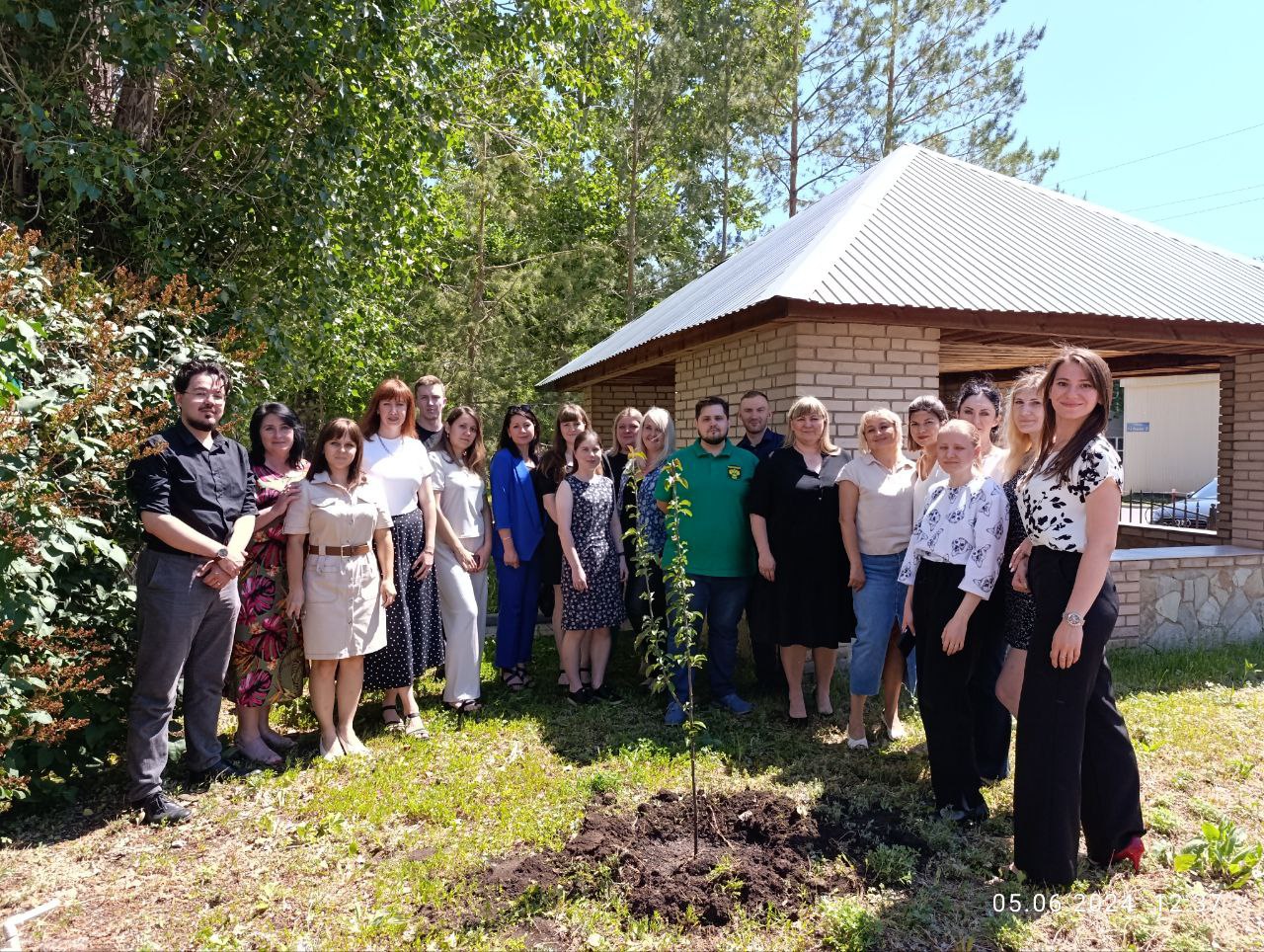 В Оренбургской области сотрудники Росприроднадзора в честь Всемирного дня охраны окружающей среды посадили яблоню 