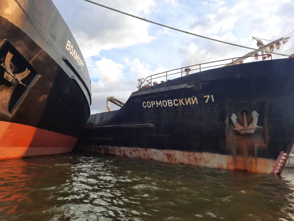 Инспекторы Росприроднадзора держат на контроле ситуацию с загрязнением р. Волга в Астрахани   