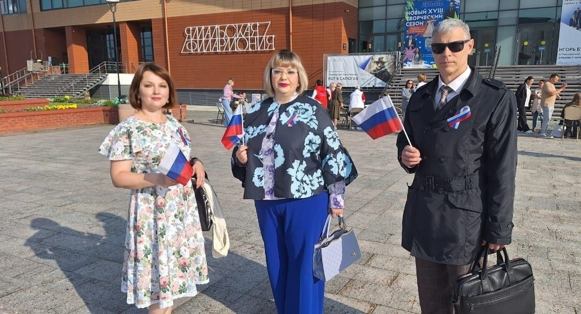 В Салехарде сотрудники Северо-Уральского межрегионального управления Росприроднадзора приняли участие во Всероссийской акции «Российский триколор»