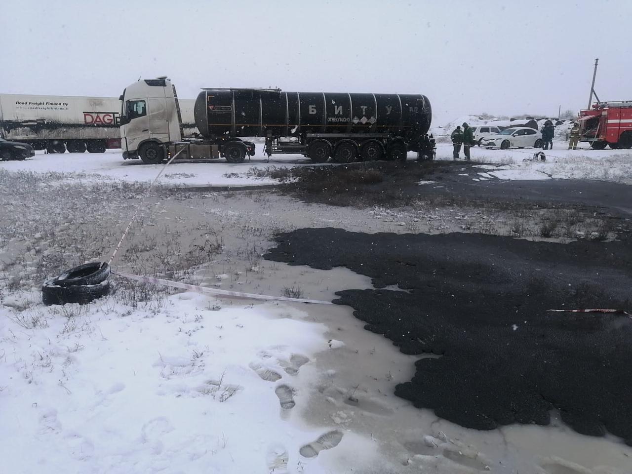На территории Республики Калмыкия инспекторы Росприроднадзора принимают меры по факту загрязнения почвы нефтепродуктами