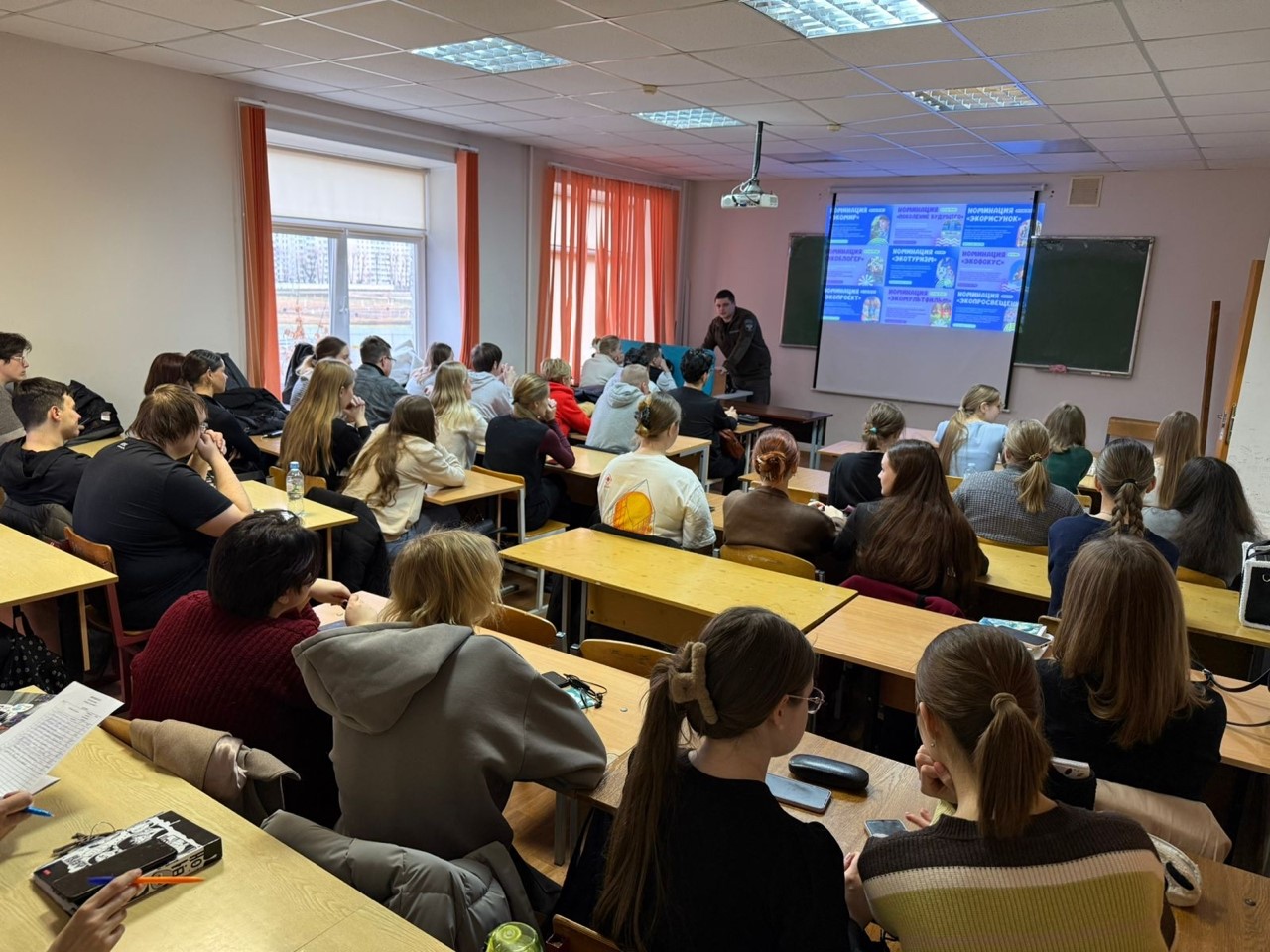 Сотрудник Верхне-Волжского управления Владимир Королев рассказал студентам-экологам о Премии Росприроднадзора