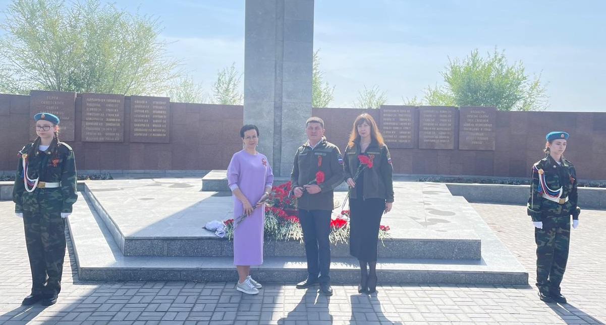 Сотрудники Росприроднадзора в Оренбургской области возложили цветы к Вечному огню