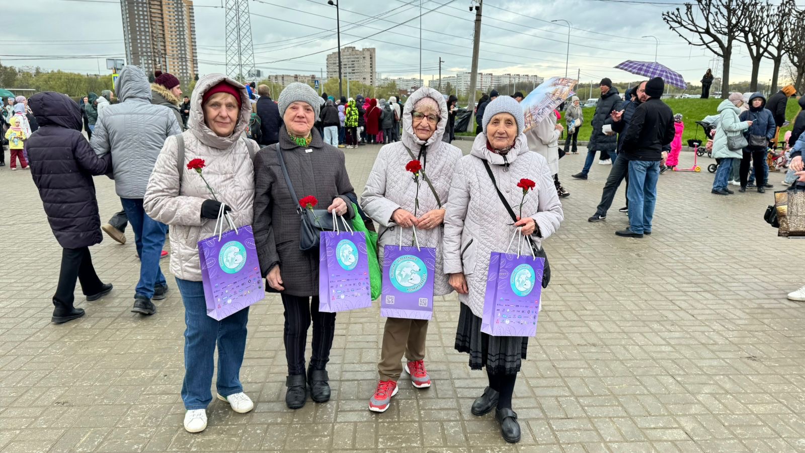 Ветеранам в Петербурге вручили мишек, выполненных в рамках акции Росприроднадзора «Игрушка ветерану»