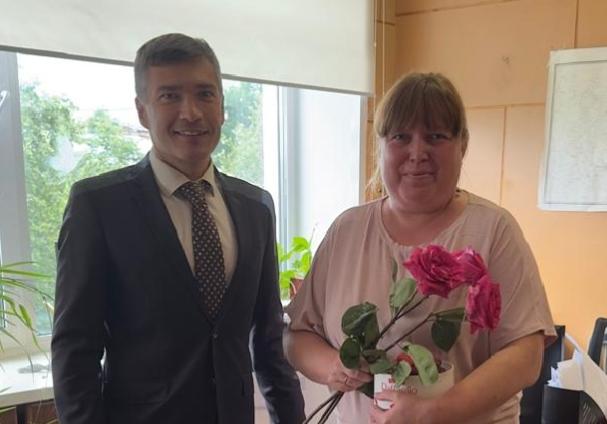 В День семьи, любви и верности заместитель руководителя Северного межрегионального управления Росприроднадзора поздравил многодетную сотрудницу ведомства.