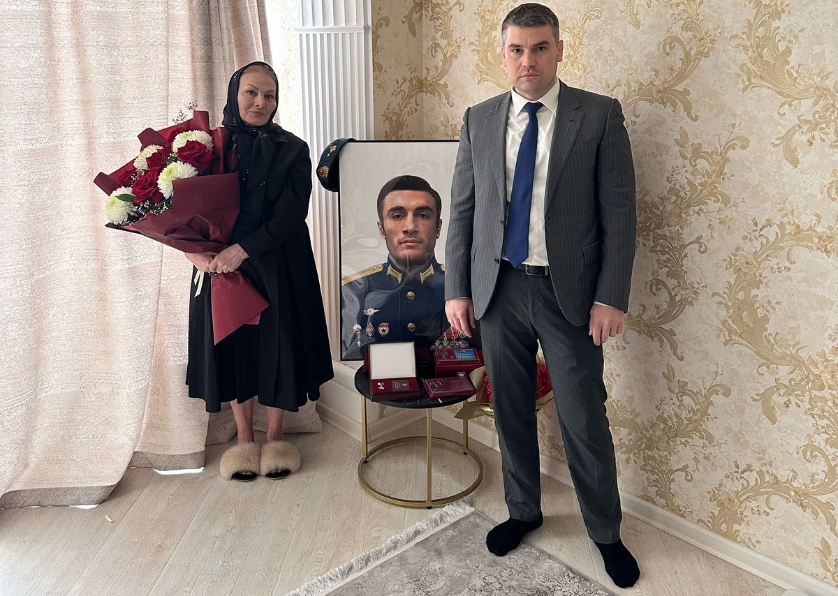 Заместитель руководителя Северо-Кавказского управления Росприроднадзора, Саид Шайхов, поздравил мать Героя России с наступающим Международным женским днем