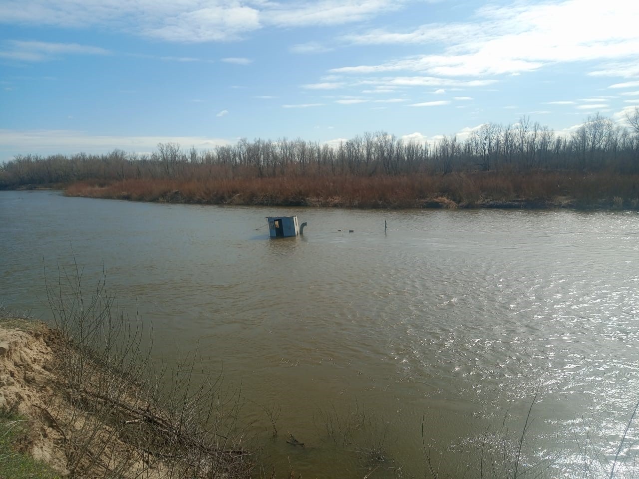 В Волгоградской области инспекторы Росприроднадзора принимают меры по факту загрязнения водного объекта р. Медведица