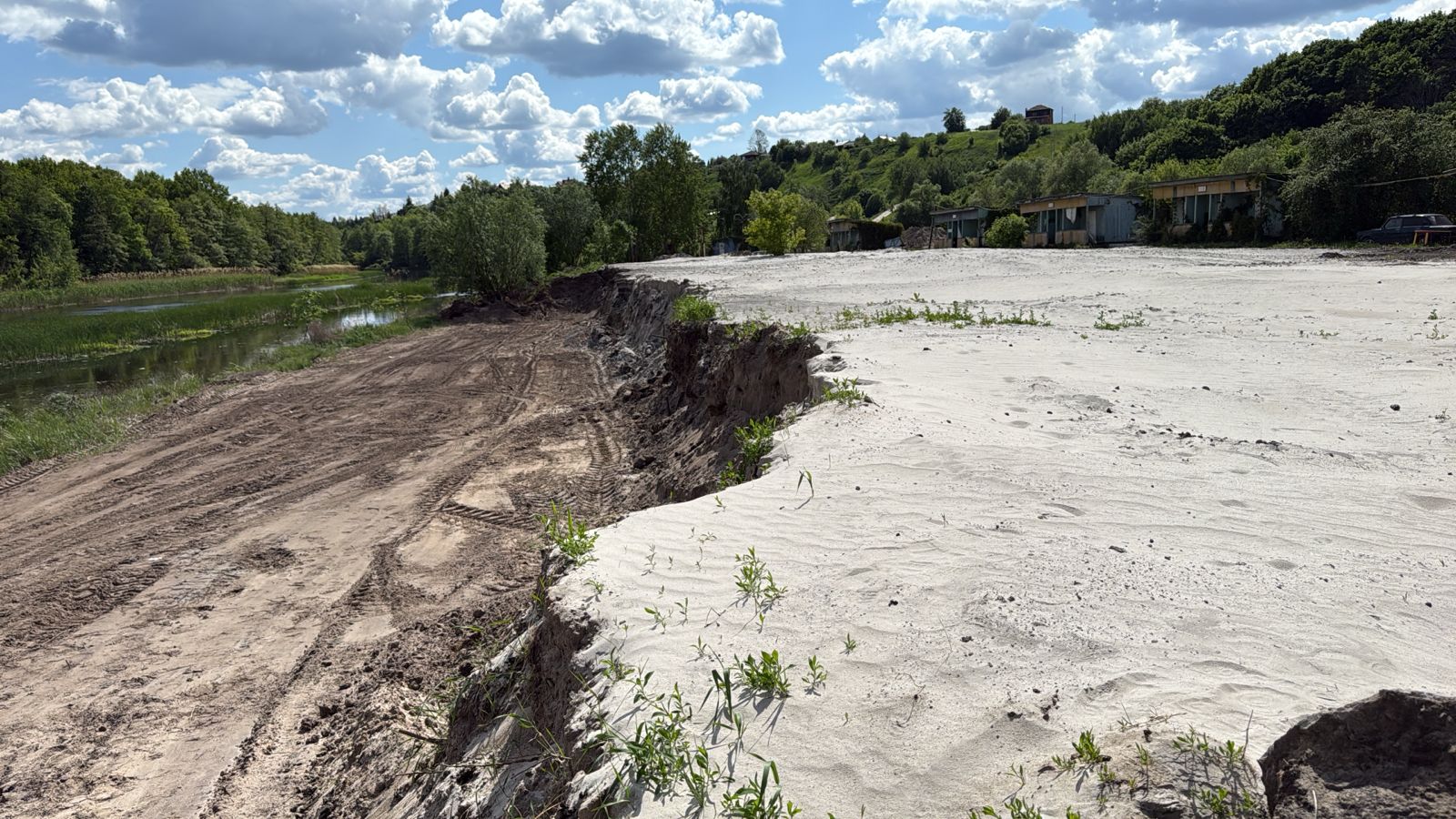 Инспекторы Центрально-Черноземного управления Росприроднадзора выявили нарушения природоохранного законодательства при строительстве пляжа на берегу реки Воронеж
