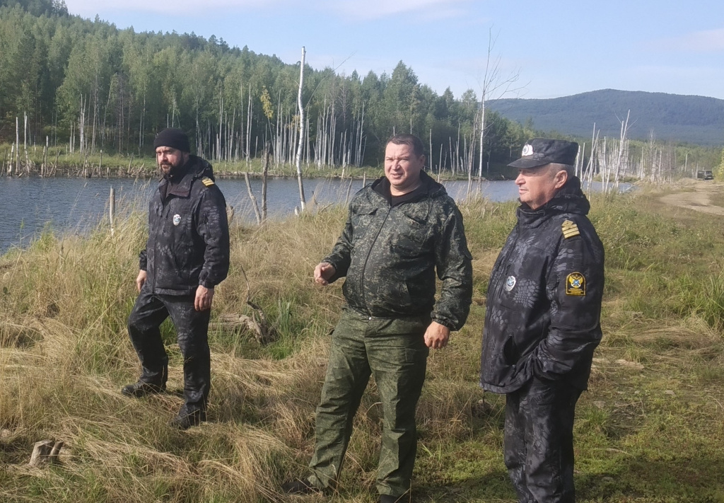 Инспекторы на берегу-3.jpg