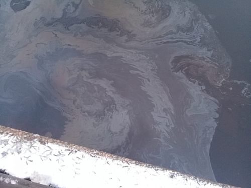 СЗМУ Росприроднадзора проводит проверку по факту поступления нефтепродуктов в Неву в районе Синопской набережной