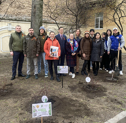 Сотрудники СЗМУ Росприроднадзора приняли участие в высадке Сада памяти в Центральном районе Петербурга