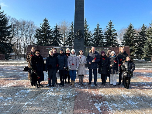 В Курске коллектив Центрально-Черноземного управления Росприроднадзора возложил цветы к мемориальному комплексу «Памяти павших в Великой Отечественной войне 1941–1945 гг.»
