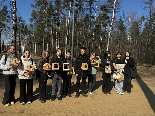 В Международный день птиц в парке Сосновка установлены кормушки и скворечники