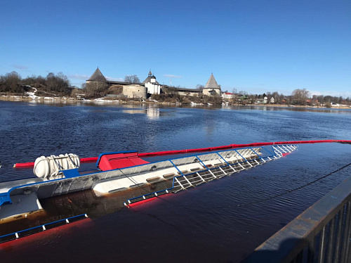 Росприроднадзор по СЗФО выявил превышения по нефтепродуктам в реке Волхов у полузатопленного судна «Академик Якутин»